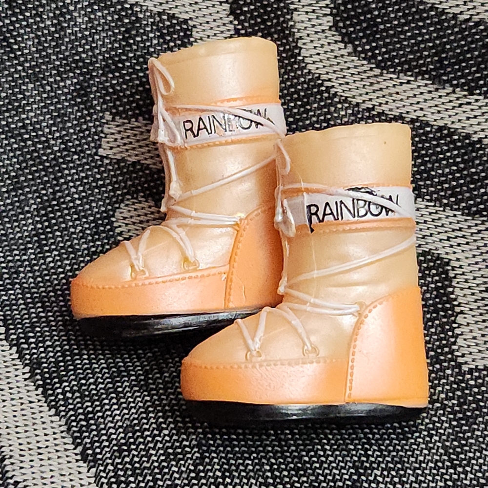 MGA Entertainment Rainbow High Winter Break Poppy Rowan Skiing Snow Boots Orange